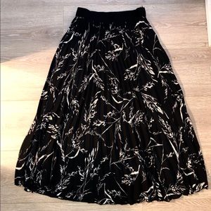 Pleated Mid-Length Skirt